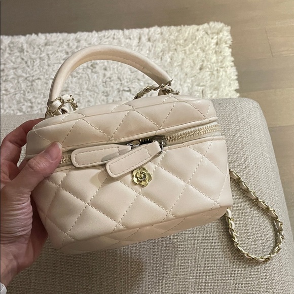 Cute white quilted bag - Picture 1 of 5